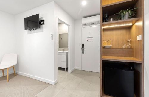 Callala Beach Hotel | Modern Queen Studio - 6 Min Walk to Callala Beach