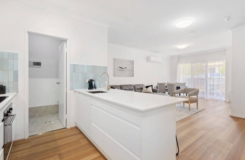 East Perth Apartment | Modern & Relaxed, 2BR, Central with Courtyard & Parking