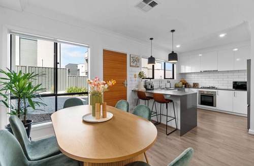 Christies Beach House | Modern townhouse Steps to Christies beach front 3br2bth