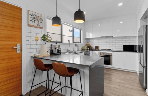 Christies Beach House | Modern townhouse Steps to Christies beach front 3br2bth