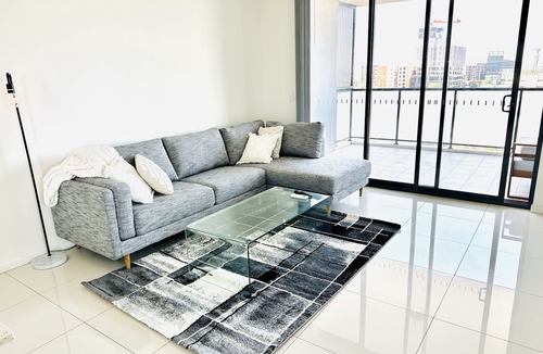 Liverpool Apartment | Modern two bedroom apt offering sweeping skyline views and free wifi and parking