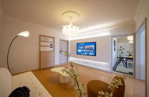 Hong Kou Apartment | Molly House - The Bund Riverview, Near Nanjing East Road 3-Bedrooms with Elevator Apartment, Near the subway