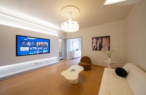 Hong Kou Apartment | Molly House - The Bund Riverview, Near Nanjing East Road 3-Bedrooms with Elevator Apartment, Near the subway