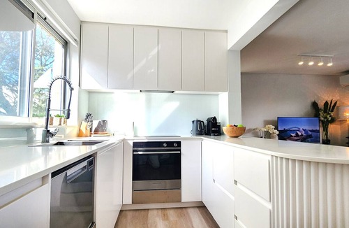 North Bondi Apartment | Moments to Famous Bondi Beach