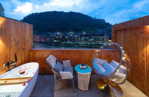 Fenghuang House | Moon River View Hotel