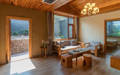 Ten Mile Gallery House | Moon Villa