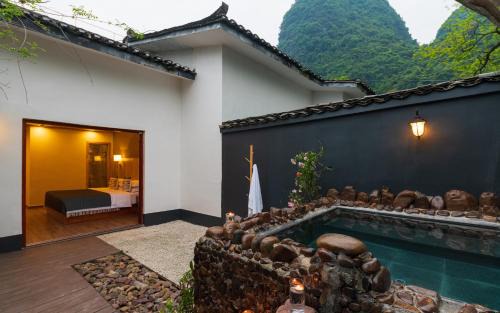 Ten Mile Gallery House | Moon Villa