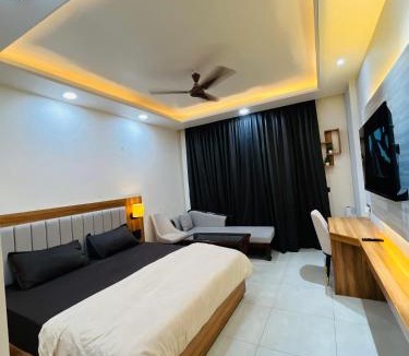 Hazratganj Hotel | Moonpathstays