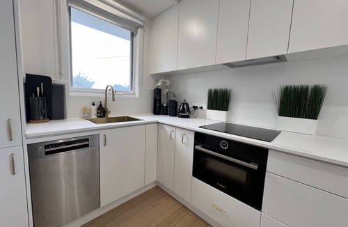 Mordialloc House | Mordialloc Fully Renovated Beachfront Oasis: Right across from the beach!