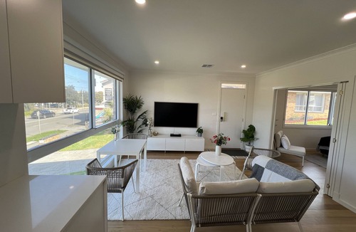 Mordialloc House | Mordialloc Fully Renovated Beachfront Oasis: Right across from the beach!