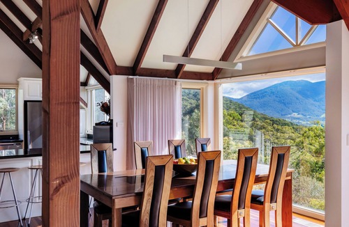 Yarra Junction House | Mount View Estate - A Luxury Getaway with Unforgettable Views