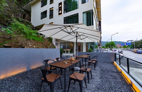 Wulingyuan House | Mountain Luxury Courtyard Hotel-Zhangjiajie Wulingyuan National Forest Park-Laundry Service,coffee&Chinese Tea-Free airportpick-up or drop-off for Reserve of 4nights or more