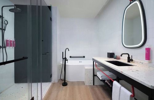 Jiangbei District Hotel | Moxy Ningbo Old Bund