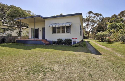 Hat Head House | Muller's Cottage: A Spacious and Pet-Friendly Three-Bedroom Retreat.