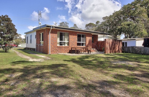 Hat Head House | Muller's Cottage: A Spacious and Pet-Friendly Three-Bedroom Retreat.