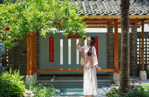 Yangshuo House | Music Village - Ancient Courtyard Resort with Garden Cafe - Designed by a South African architect - Golden Dragon Parade