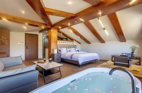 Shangri-La Bed & Breakfast | Namzhuo Tibetan-style Courtyard Manor
