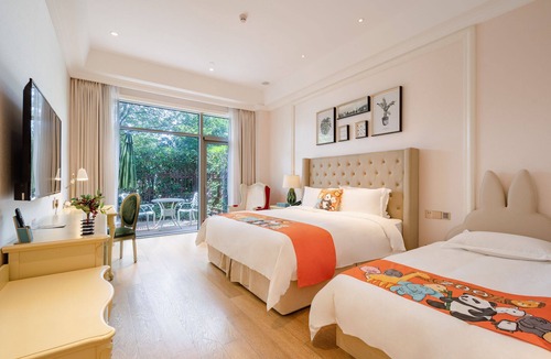 Pudong Hotel | NARADA RESORT SHANGHAI HOTEL Disney Store