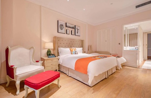 Pudong Hotel | NARADA RESORT SHANGHAI HOTEL Disney Store