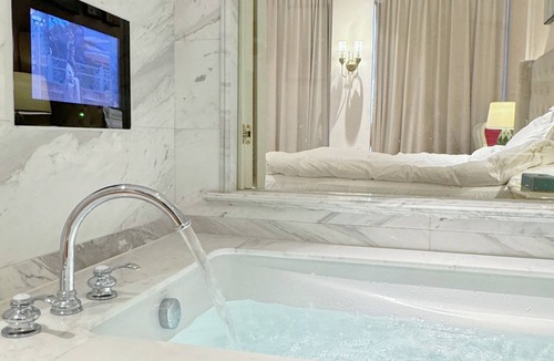 Pudong Hotel | NARADA RESORT SHANGHAI HOTEL Disney Store