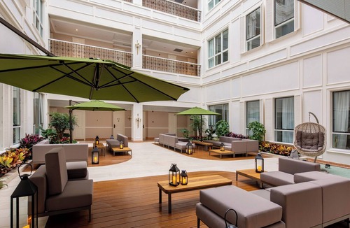 Pudong Hotel | NARADA RESORT SHANGHAI HOTEL Disney Store
