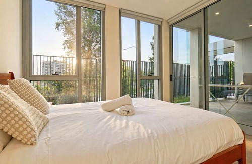 Lidcombe Apartment | Near Olympic Park 3B | Courtyard 2 Baths + Parking