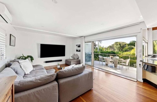 Angourie Villa | NEW Beachside Treehouse Villa! Park, Blue pool & Beach Access A/C, WiFi, bbq +
