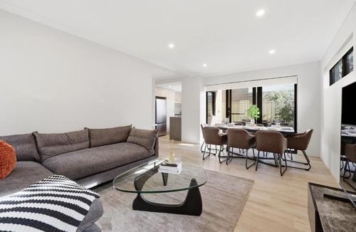 Bentley House | NEW BUILD! Spacious Modern 5-Bed Bentley Townhouse