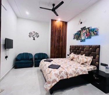 Barsana Apartment | Nirmal sadan Homestay