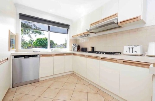 Frankston East House | Nirvana Retreat - Large modern 5 bedroom house with outdoor spa