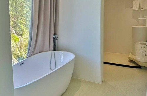 Wanning Hotel | Nirvana Seaview Homestay