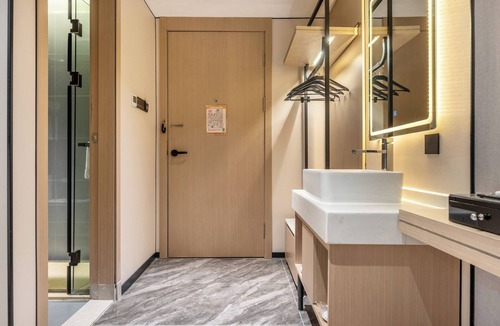 Haizhu Hotel | Norman Hotel - Binjiang East Road Subway Station, Haizhu District, Guangzhou - Free shuttle service during the Canton Fair