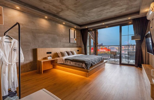 Yuzhong Bed & Breakfast | Nuanyu Apartment with River View & Drone Show View