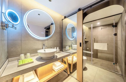 Liwan Hotel | O Live Social Hotel Guangzhou Railway Station Bai Ma Garment City Branch