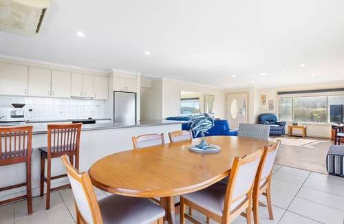 Batehaven Villa | Ocean's Edge in Batehaven