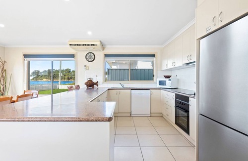 Batehaven Villa | Ocean's Edge in Batehaven