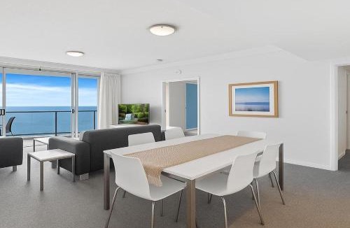 Surfers Paradise Apartment | Ocean Views 33rd Floor Beachfront Surfers Paradise Apartment