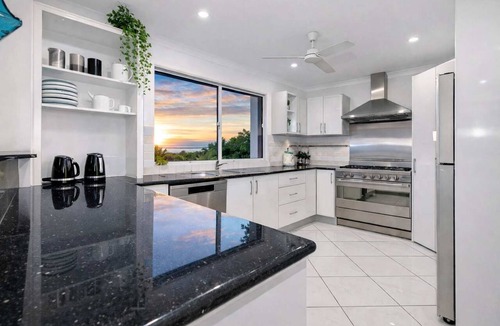 North Ward Apartment | Oceanfront Penthouse on The Strand | Rockpool Views & 3 Balconies
