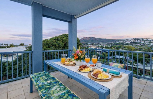 North Ward Apartment | Oceanfront Penthouse on The Strand | Rockpool Views & 3 Balconies