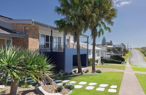 Caves Beach House | Oceanview Beachhouse- Panoramic views and pool