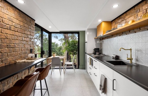 Belair Apartment | On The Deck Studio: Spa Hideaway in Scenic Belair