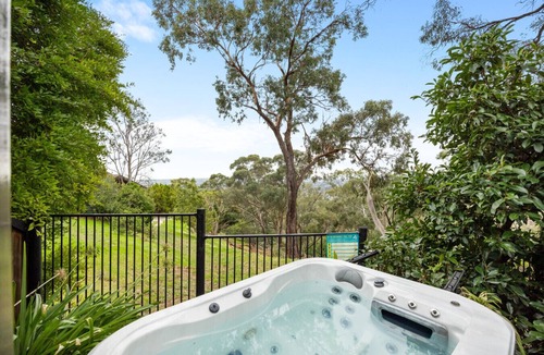 Belair Apartment | On The Deck Studio: Spa Hideaway in Scenic Belair