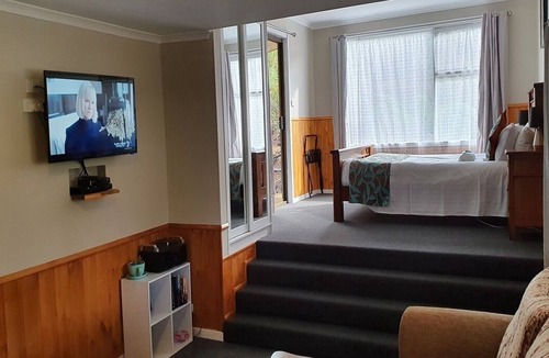 Moina Cottage | Open plan, kitchenette, spa and separate shower