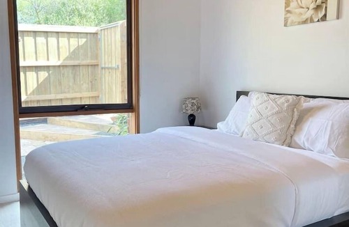 Narre Warren House | Orchid Studio with private entrance and yard