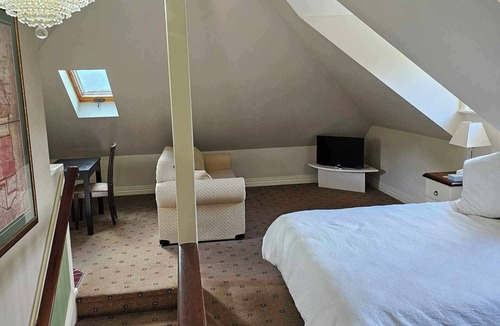 Sofala Bed & Breakfast | Our Loft sits above our Guest House main residence with balcony view