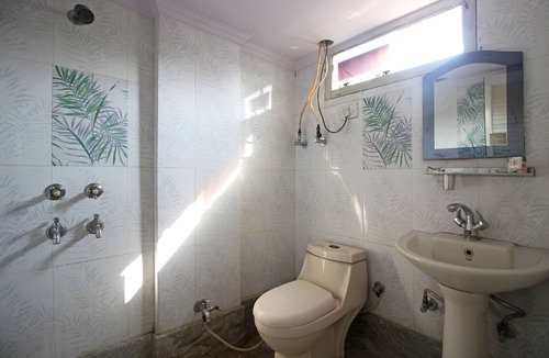 Meerut Hotel | OYO 7147 Hotel Madhur Regency