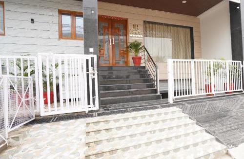 Gomti Nagar Hotel | OYO Flagship H.L House