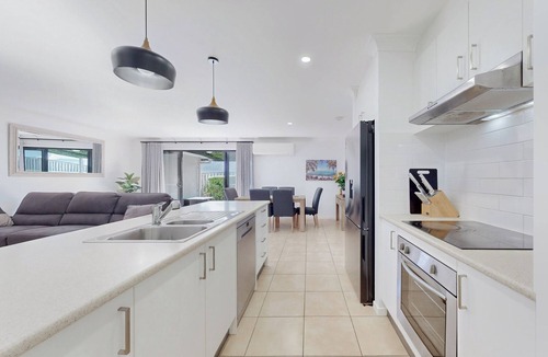 Pacific Pines House | Pacific Pines 3BR Peaceful Home Stay