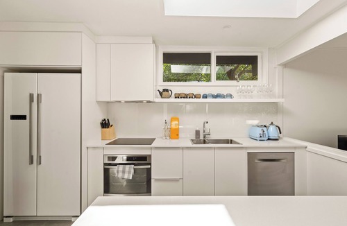 Avalon Beach House | 'Palmgrove' A Mid Century Modern House, Avalon Beach - Palm Trees, Nature & Close to the Beach!