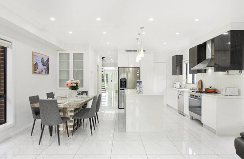 Panania House | Panania 6Br house near Train/Shops/Sports/River